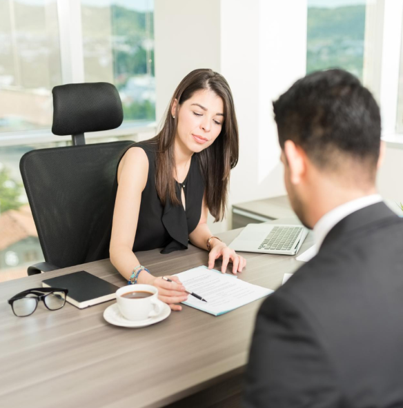 agente-inmobiliario-femenino-explicando-contrato-alquiler-empresarios-cargo-1