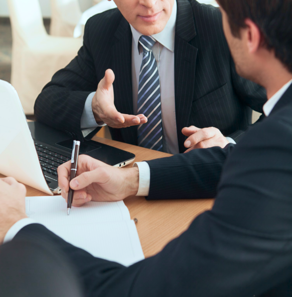 encontrar-solucion-dos-hombres-negocios-ropa-formal-discutiendo-algo-mientras-estan-sentados-mesa-1