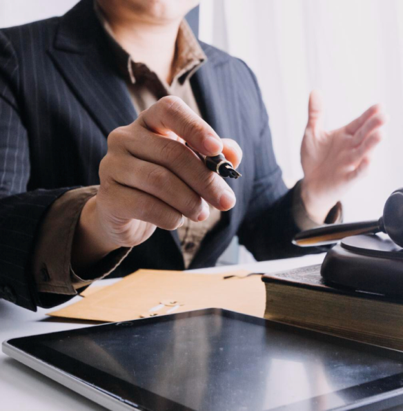 negocios-abogados-discutiendo-documentos-contractuales-escala-laton-escritorio-oficina-asesoramiento-servicios-legales-derecho-imagen-conceptual-justicia-derecho-efecto-grano-pelicula-1